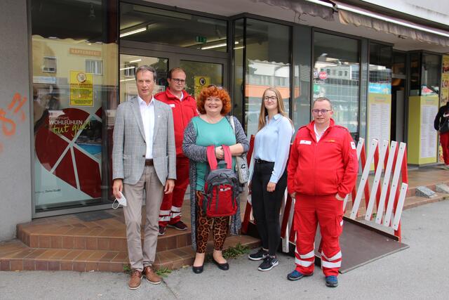 Bürgermeister Fritz Kratzer gratulierte  Gerda Tögelhofer; sie erhielt Test Nr. 100.000 in der Kapfenberger Teststraße. | Foto: Stadtgemeinde Kapfenberg