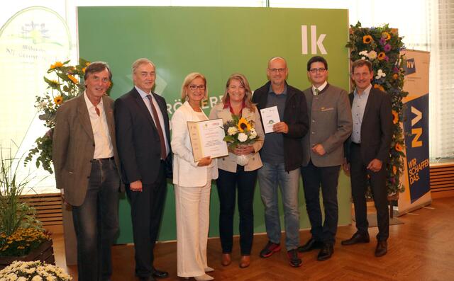 Stadträtin Inna Mlada und Umweltstadtrat Peter Pinka nahmen die Ehrenurkunde von Landeshauptfrau Johanna Mikl-Leitner und Vertretern der Wirtschaftskammer, Landwirtschaftskammer und der Gärtner Vereinigung NÖ entgegen. | Foto: Stadtgemeinde Schwechat