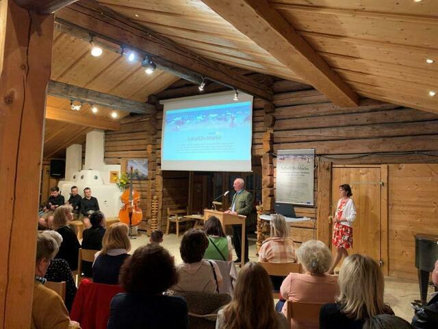 Dir. Christian Dullnigg von den Landwirtschaftlichen Fachschulen in Bruck erzählte wie er mit seinen Schüler und Schülerinnen am Projekt beteiligt ist. | Foto: TAURISKA