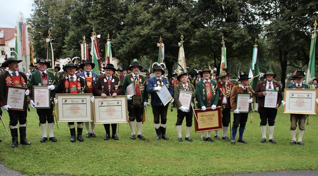 Geehrte der Viertelversammlung im Hof des Stift Stams. | Foto: BTSK / Klaus Pöll
