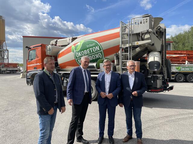 Bürgermeister Rudi Divinzenz (St. Pantaleon-Erla), Firmenchef Karl Hasenöhrl, Staatssekretär Magnus Brunner, Gottfried Kneifel.  | Foto: BezirksRundschau