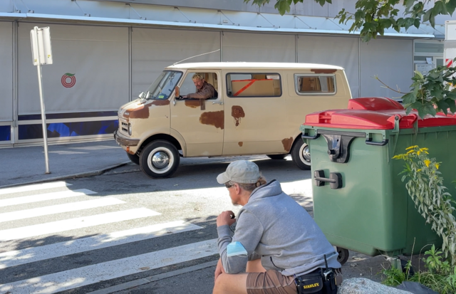 Joe (Gregor Bloéb) supercool und Drehbereit in seinem Van.