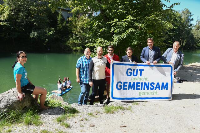 Margit Stockinger, Emilia, Marlies und Gloria (am Stand-Up Paddle), Dieter Bures (FPÖ), Vizebürgermeister Armin Bahr (SPÖ &amp; Unabhängige), Karim Wieser (Wasserrettung Waidhofen), Matthias Plankenbichler (Grüne), Bürgermeister Mag. Werner Krammer und Stadtrat Franz Sommer (beide WVP). | Foto: Stadt Waidhofen
