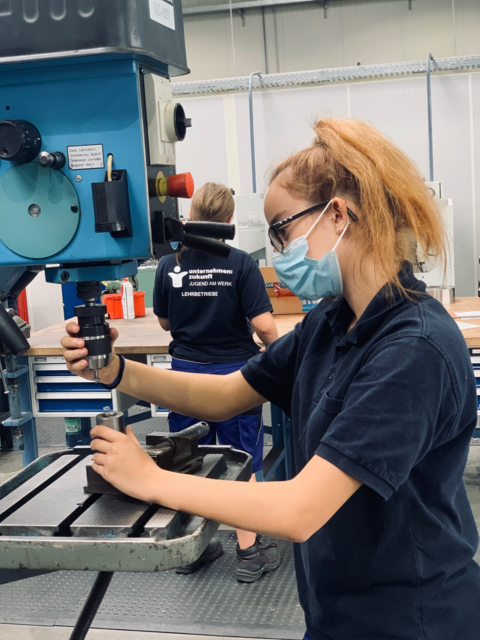 Jasmin ist nach ihrer Lehre ausgebildete Machinenbautechnikerin | Foto: AMS