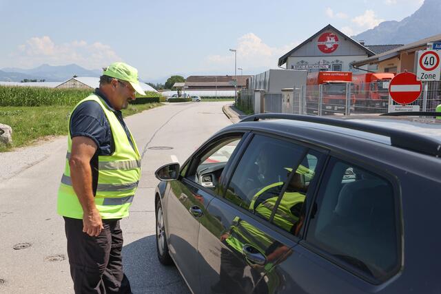 An zahlreichen Autobahnabfahrten wurde am Samstag der Urlauberverkehr von der vom Land beauftragten Firma kontrolliert. Hier im Bild bei der Autobahnabfahrt Salzburg West in Wals Siezenheim | Foto: Franz Neumayr
