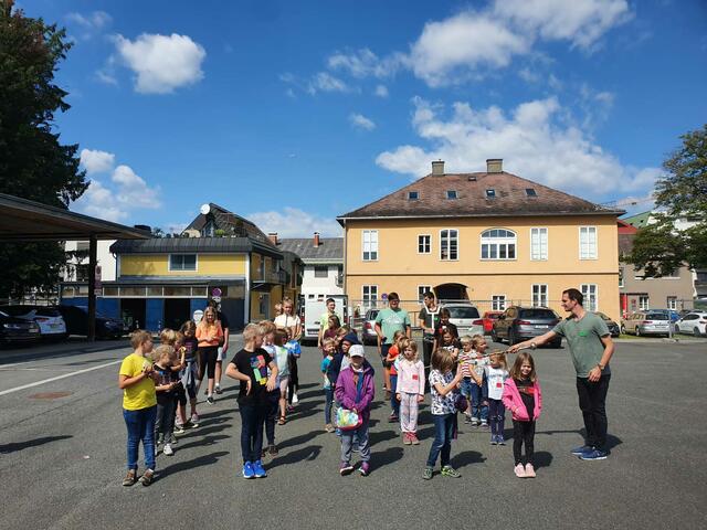 Die Kinder lernten neben den Instrumenten auch das Marschieren.  | Foto: Ully