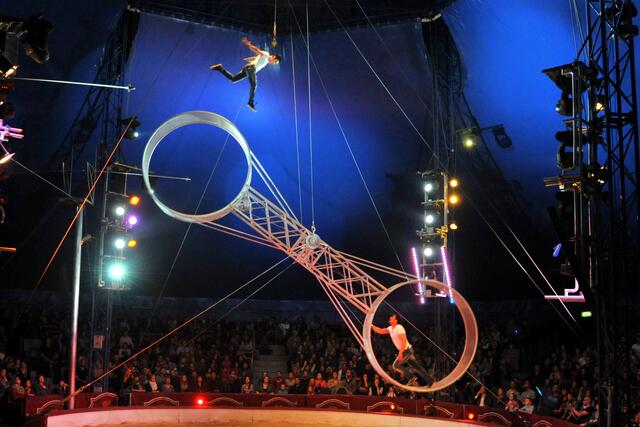Das Todesrad schleudert nicht nur die Artisten hoch in die Luft, sondern erhöht auch den Puls der Zuschauer. | Foto: Circus Louis Knie
