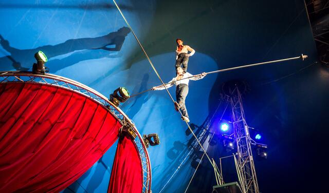 Auf dem Hochseil wird nicht nur balanciert, auch Salti und andere waghalsige Sprünge kommen durchaus vor. | Foto: Circus Louis Knie