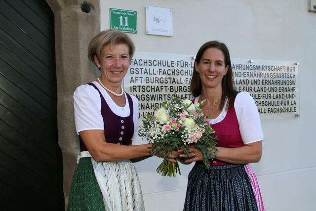 Maria Haring-Weigl (re.) bedankt sich mit einem Blumenstrauß bei ihrer Vorgängerin Maria Strametz für die verdienstvolle Arbeit. | Foto: Josef Fürbass
