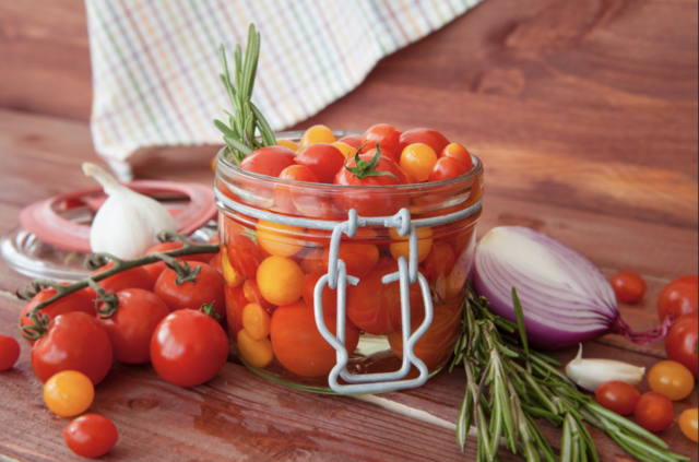 Tomaten lassen sich schlecht lagern und können deswegen durch Einkochen oder Einlegen gut haltbar gemacht werden. | Foto: scerpica_panthermedia