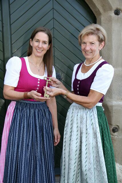 Der Schlüssel zur Ausbildung und damit zum eigenständigen Leben junger Menschen wechselt den Besitzer: Maria Haring-Weigl (li.) und Maria Strametz | Foto: Josef Fürbass