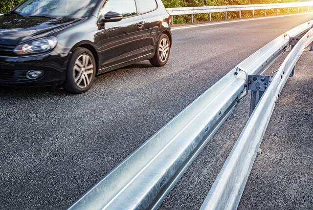 An zwölf Brücken der Innerkremser Landesstraße erfolgt  bis Mitte Oktober ein Leitschienentausch. | Foto: stock.adobe.com/Petair
