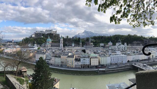 Die regionale Arbeitsmarktentwicklung in Salzburgs Bezirken ist in August laut dem AMS vor allem auch von der guten Entwicklung im Tourismus geprägt gewesen. Auch die Stadt Salzburg – im Bild zu sehen der Blick auf die südliche Altstadt – habe im Festspielsommer davon profitieren und die Arbeitslosigkeit um 32,5 Prozent auf 4.398 Personen drücken können.  | Foto: Peter J. Wieland
