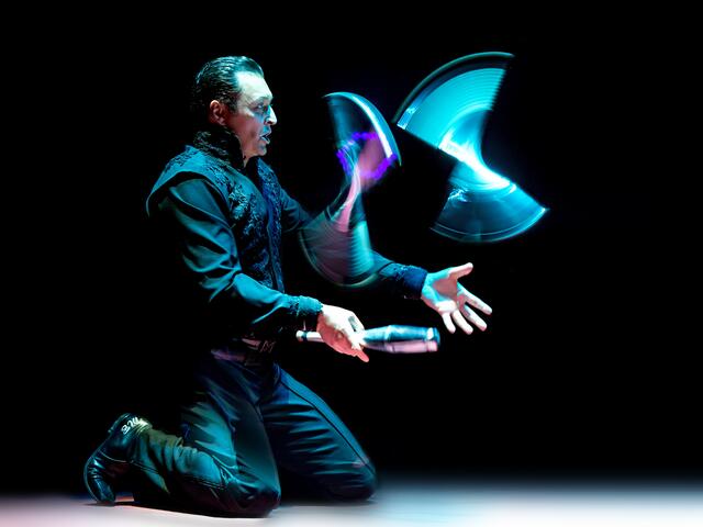 Mario Berousek ist der schnellste Keulen-Jongleur der Welt - verbürgt mit einem Eintrag im Guinness Buch der Rekorde. | Foto: Circus Louis Knie