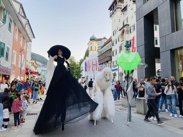 Straßenkünstler auf Stelzen rundeten das Shoppingerlebnis in Kufstein ab.  | Foto: Stadtmarketing Kufstein