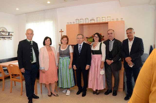 Die Ehrengäste bei der Eröffnung des Tageszentrums in Grieskirchen (v.l.): Pötting Bürgeremeister Peter Oberlehner (VP), Landesrätin Birgit Gerstorfer (SP), Heimleiterin Doris Rathwallner, Landesrat Wolfgang Klinger (FP), Gabriele Kerschhuber, Grieskirchen Pfarrer
Johann Gmeiner und Bezirkshauptmann Christoph Schweitzer. | Foto: Josef Pointinger/BRS