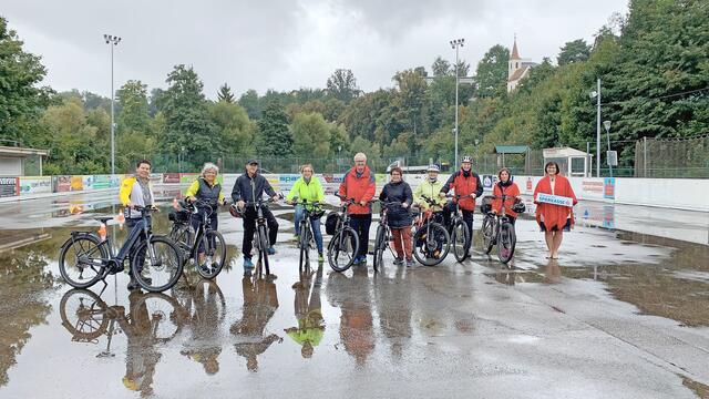 Die Teilnehmer des Kurses in Zwettl mit Filialdirektorin Andrea Wiesmüller (r.) und ÖAMTC- Trainer Michael Mungitsch (l.) | Foto: Sparkasse