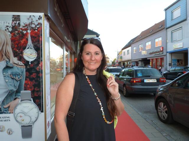 Sandra Spiegel bezauberte mit ihrem Modestil die Besucher des Roten Teppichs