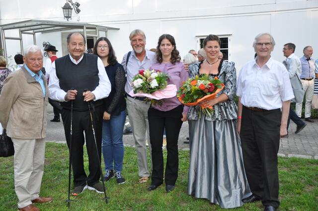 Karl Schrattenholzer, Schlossherr Rudolf Zahradnik und Tochter Vanessa, Manfred Car, Renate Hudler, Viktoria Car, Bruno Rath. | Foto: Bruno Rath