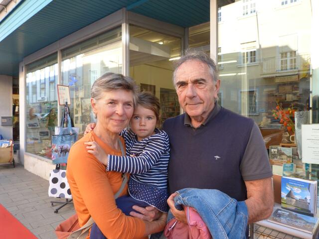 Zolles Gerti, die kleine Sophia und Anton genossen den Shopping-Day in der Kleinstadt