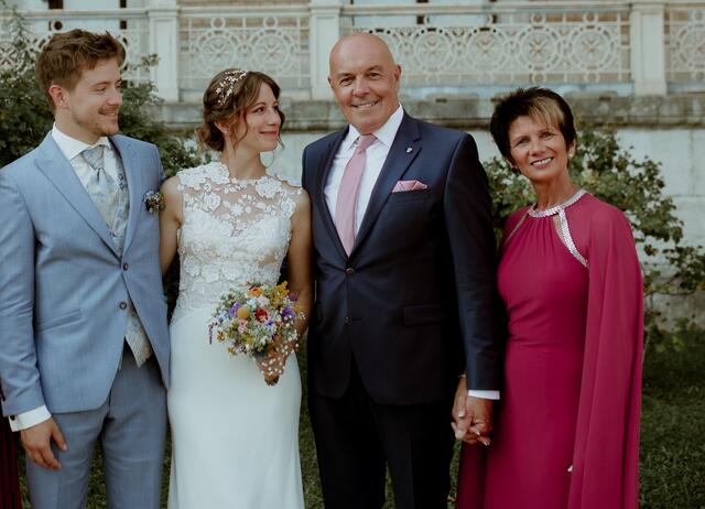 Richard und Tina mit Brauteltern Georg und Dagmar Rosner