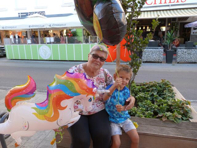 Predl Tim und Oma Erni waren natürlich top ausgestattet für den festlichen Tag