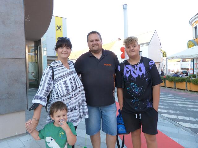 Auch Familie Fillippowitsch bummelte den roten Teppich entlang