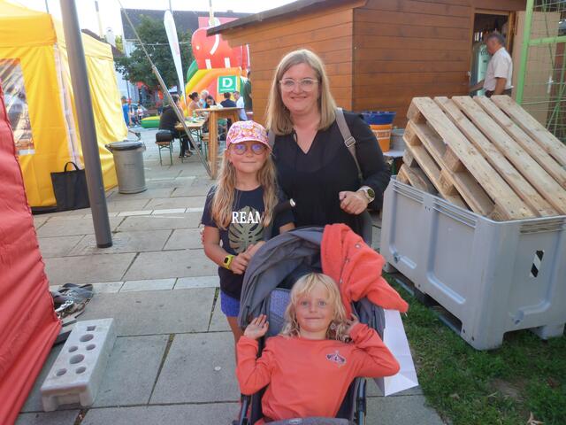 Dora, Lia und Dalia Schlögl freuten sich bereits sichtlich auf die vielen Attraktionen