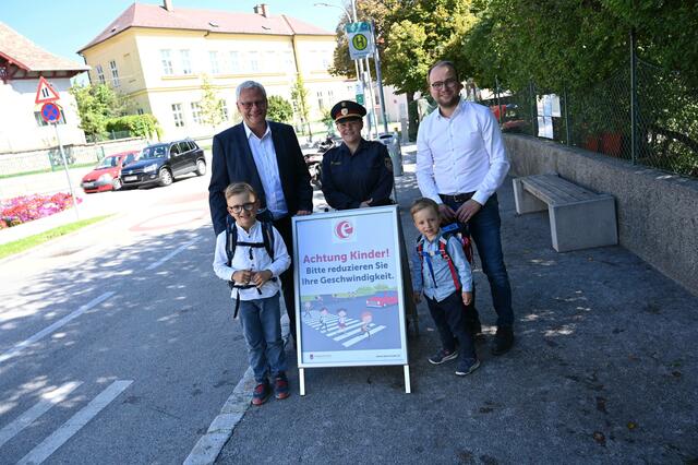 Bürgermeister Thomas Steiner mit dem 1. Vizebürgermeister Istvan Deli (r.) sowie Mjr Marianne Kohs, stellvertretende Stadtpolizeikommandantin, bei einem der 23 Aktionsplakaten. | Foto: Stadtgemeinde Eisenstadt