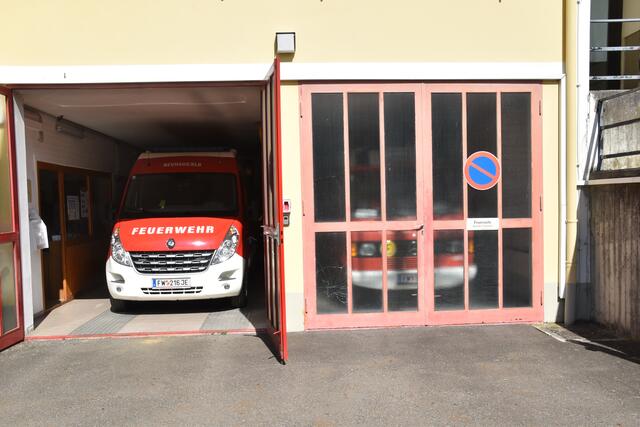 Die Aufteilung auf drei Gebäude soll durch den Bau eines neuen Feuerwehrhauses der Vergangenheit angehören. | Foto: Martin Wurglits