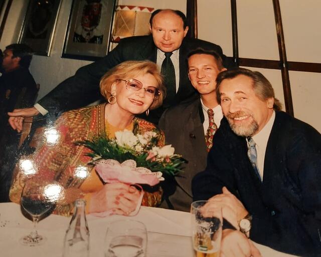 Renate HOlm mit Peter Rapp, Kurt Dohnal und dem damaligen Bürgermeister August Breininger, im Jahr 1997, beim Konzert im Grandhotel Sauerhof | Foto: Archiv August Breininger