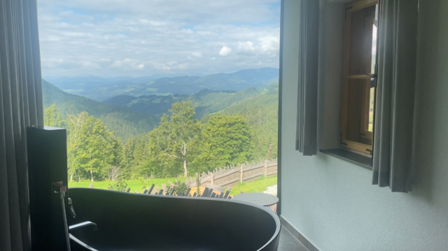 Auch von der Badewanne aus hat man eine gute Aussicht. | Foto: Koidl