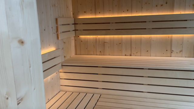 Auch auf eine stimmige Beleuchtung in der Sauna wurde Wert gelegt. | Foto: Koidl