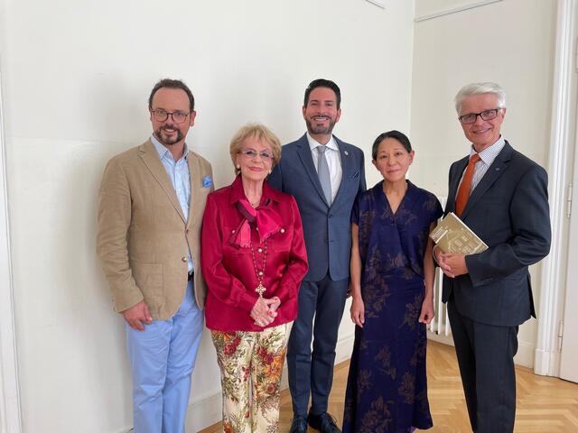 Gruppenfoto vor dem Konzert: Renate Holm mit Clemens Unterreiner und Myuku Schüssler sowie mit Gemeinderat Ernst Schebesta als Vertreter der Gemeinde (r.) und Konzertorganisator Michael Linsbauer (l.)
