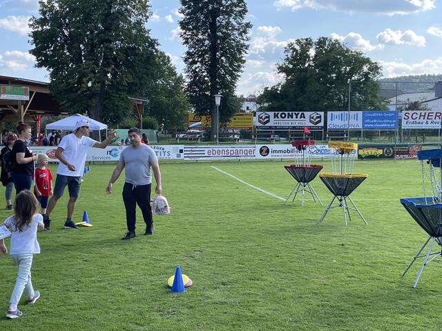 Treffsicherheit und die richtige Technik beweisen die Kinder bei der Frisbee Station | Foto: Kopper