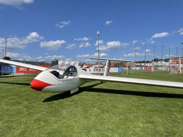 Abgehoben sind die Kinder zwar nicht, aber ein Flugzeug in echt zu sehen ist wirklich beeindruckend | Foto: Kopper