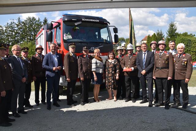 Die Ehrengäste und Patinnen Maria Bognar sowie Andrea Kminek mit dem neuen RLFA 2000 der Stützpunktfeuerwehr Schachendorf. | Foto: Michael Strini