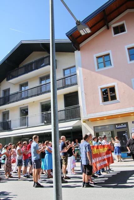 Schon lange warten wir auf den Fußgängerübergang hier, so Bürgermeister Peter Harlander . | Foto: HKroBild/Mundus24