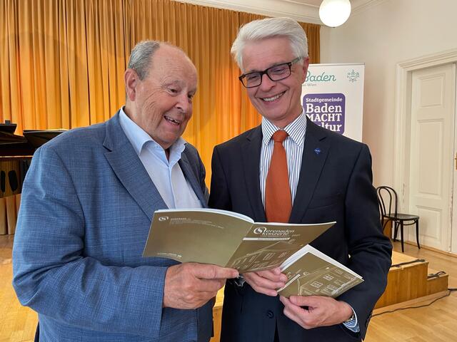 August Breininger, der Renate Holm schon zweimal persönlich getroffen hat, war natürlich auch diesmal beim Konzert mit dabei. Gemeinsam mit Gemeinderat Ernst Schebesta studiert er das Programmheft.