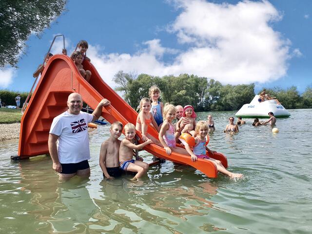 Bürgermeister Mario Trinkl freut sich über die neue Kinderrutsche und einen neuen Besucherrekord am Badesee Königsdorf. | Foto: Gemeinde Königsdorf