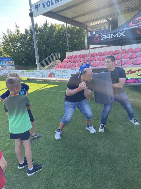 Der Profi zeigt wie es geht! Die Schulter einzusetzen will gelernt sein | Foto: Kopper