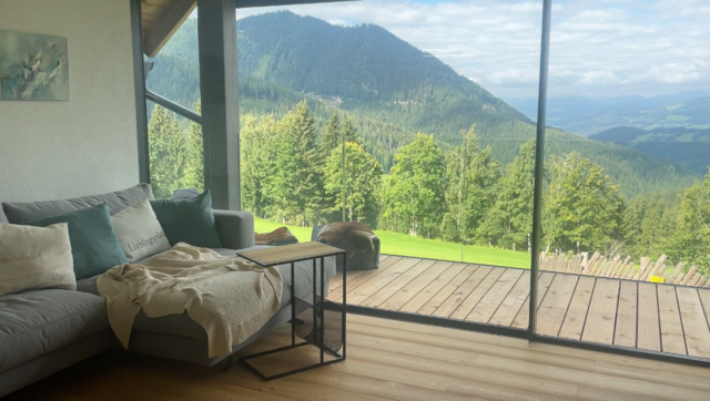 Das Wohnzimmer im Waldchalet und der Balkon mit herrlichem Ausblick über das Mürztal. | Foto: Koidl