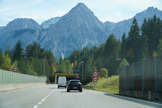 Der Lermooser Tunnel führt den Verkehr an den Gemeinden des Zugspitzkessels vorbei. Bald muss er saniert werden. | Foto: Reichel