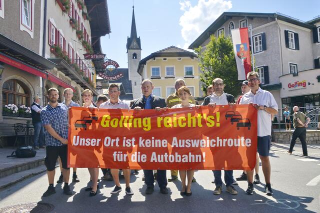 Gollinger demonstrieren gegen massiven Verkehrsaufkommen durch den Ort. | Foto: HKroBild/Mundus24