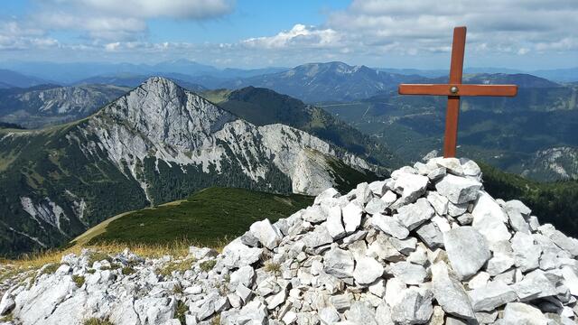 Titelbild: Unser kleines Gipfelkreuz auf der Mitterbergwand | Foto: S.Plischek