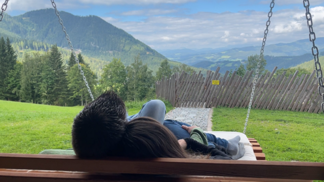 Auch die Betriebsführer, Johannes und Verena Hesele, genießen hin und wieder die herrliche Aussicht auf das Mürztal. | Foto: Koidl