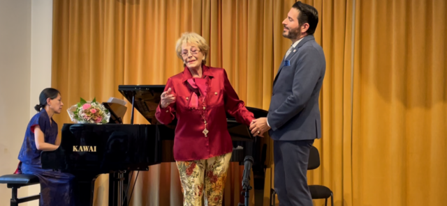 Renate Holm beginnt zu singen und das Publikum ist verzaubert.