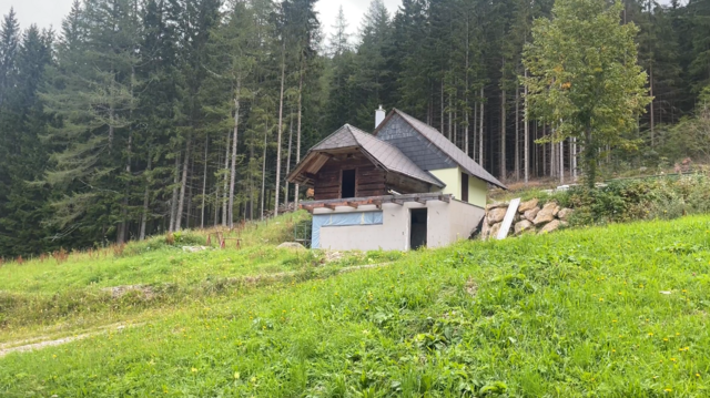 Ein zweites Waldchalet ist gerade in Bau und soll im Herbst nächsten Jahres bezugsfertig sein. | Foto: Koidl