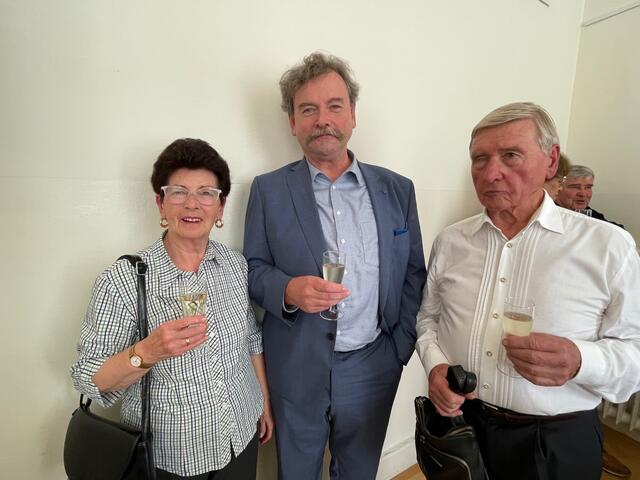 Norbert Pfafflmeyer mit seinen Eltern Hannelore und Anton. Die Familie feierte oft Silvester mit Renate Holm als Adele in der Fledermaus.