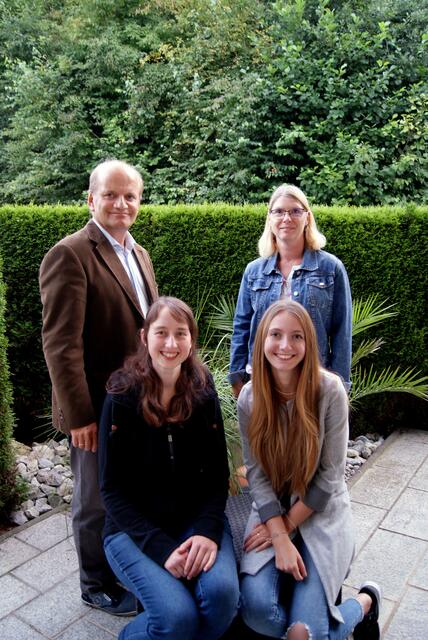 Grenzlandtheater Waldhausen: Verena Aschauer und Simone Aschauer, Obmann Franz Aigner und Petra Zeh, zweite Reihe.
